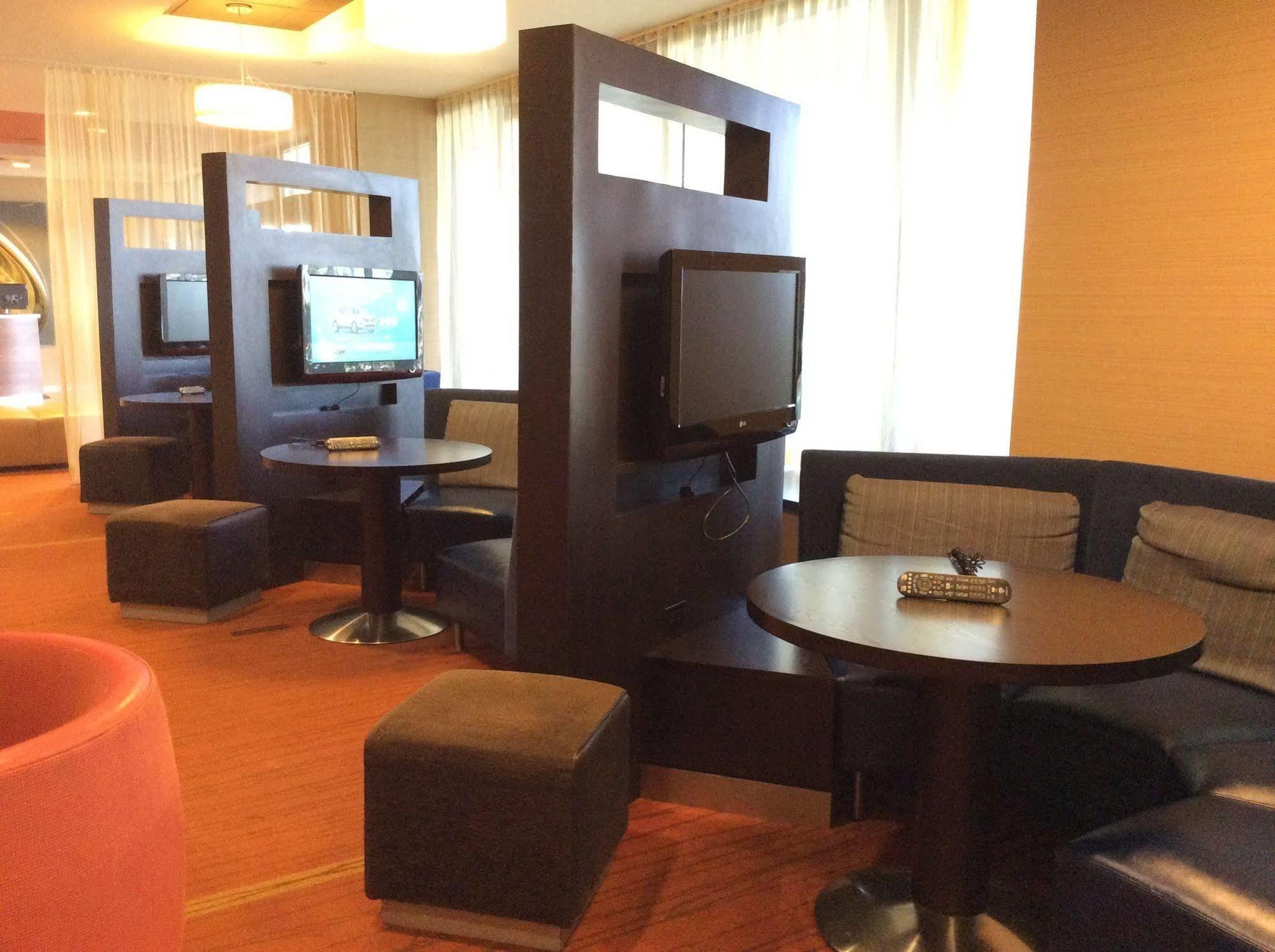 Courtyard By Marriott New York Laguardia Airport Hotel ภายนอก รูปภาพ