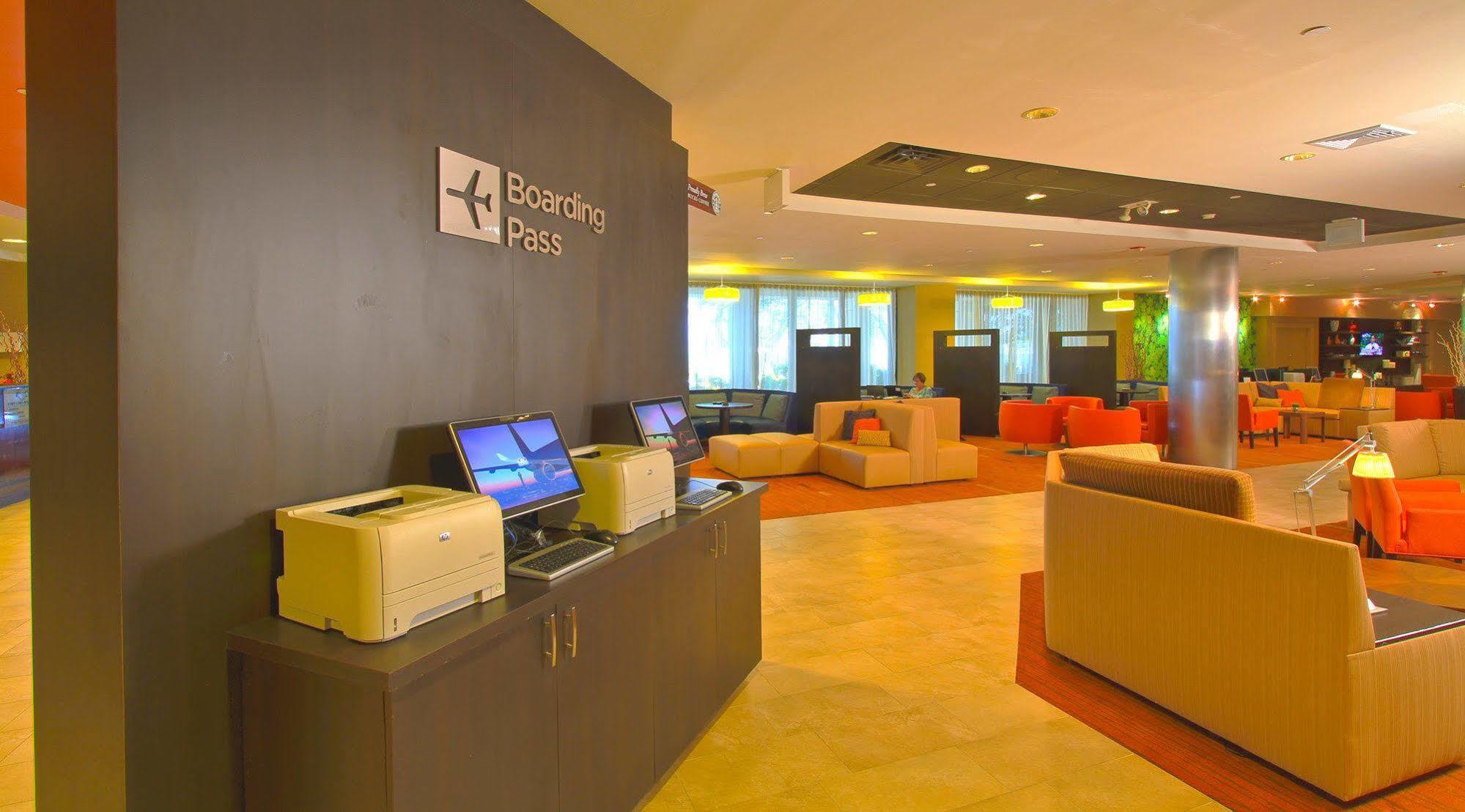 Courtyard By Marriott New York Laguardia Airport Hotel ภายนอก รูปภาพ